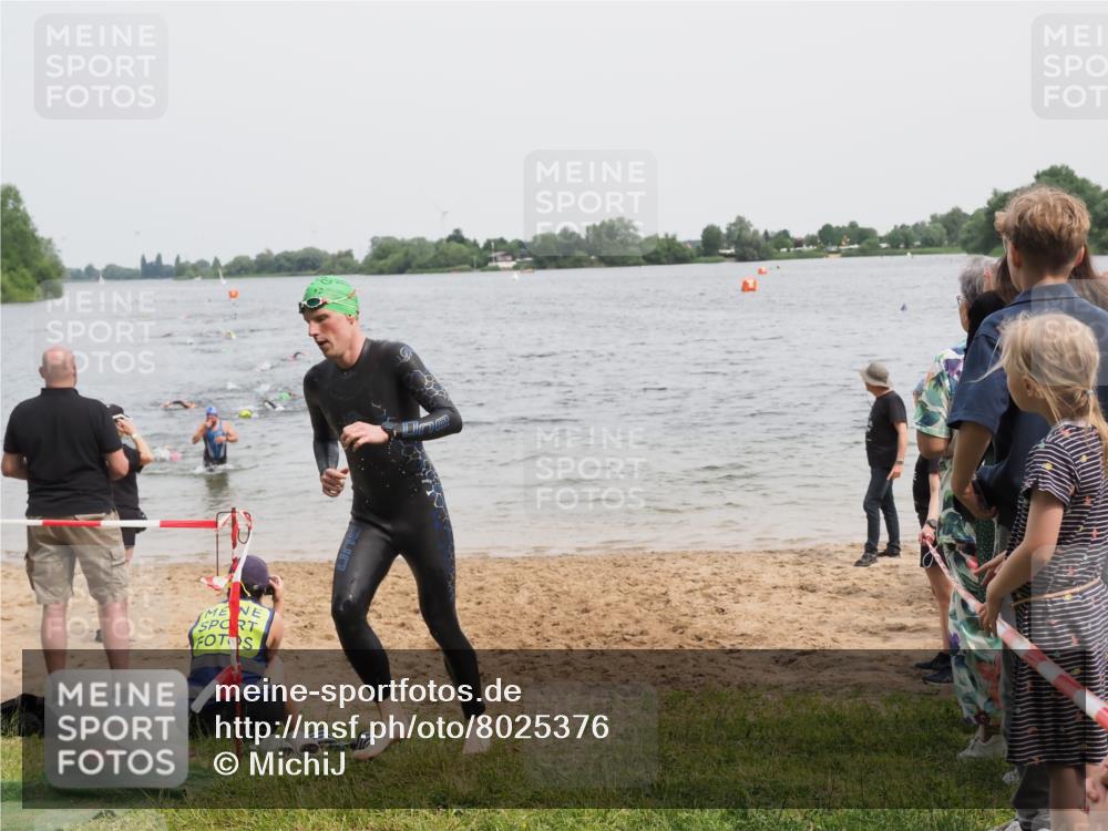 21.06.2025 - 27. Vierlanden-Triathlon MichiJ http://msf.ph/oto/8025376 15.06.2026 10:56:33 Schwimmen 685, 764, 771 meine-sportfotos.de