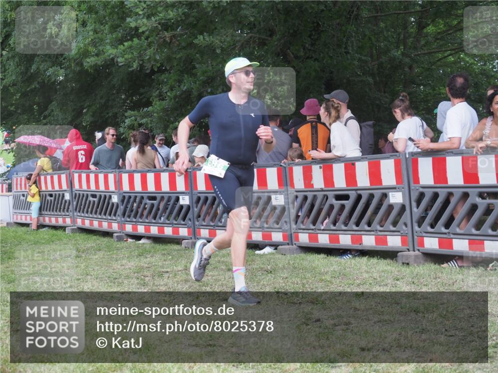 21.06.2025 - 27. Vierlanden-Triathlon KatJ http://msf.ph/oto/8025378 15.06.2025 13:27:54 Ziel 686 meine-sportfotos.de