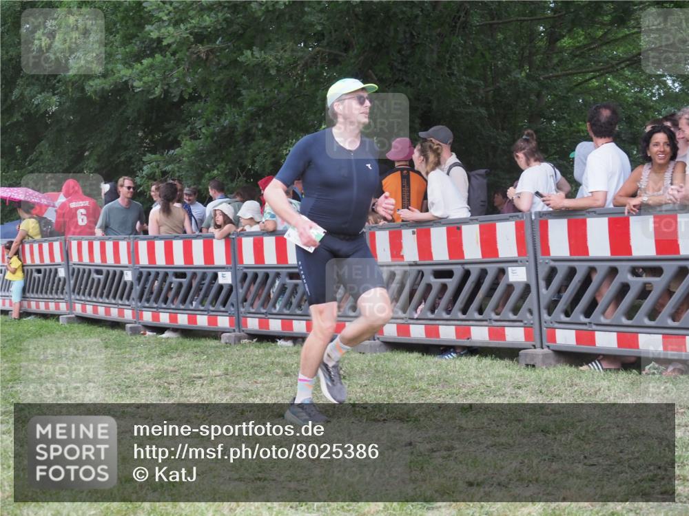 21.06.2025 - 27. Vierlanden-Triathlon KatJ http://msf.ph/oto/8025386 15.06.2025 13:27:54 Ziel 686 meine-sportfotos.de