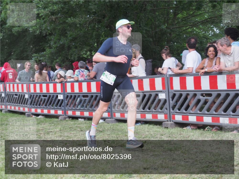 21.06.2025 - 27. Vierlanden-Triathlon KatJ http://msf.ph/oto/8025396 15.06.2025 13:27:54 Ziel 686 meine-sportfotos.de
