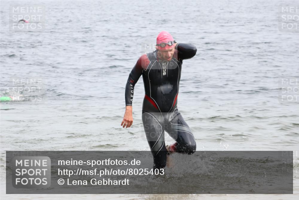 15.06.2025 - 27. Vierlanden-Triathlon Lena Gebhardt http://msf.ph/oto/8025403 15.06.2025 10:57:17 Schwimmen 692, 697 meine-sportfotos.de