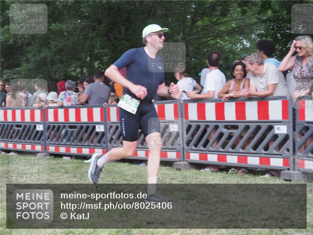 21.06.2025 - 27. Vierlanden-Triathlon KatJ http://msf.ph/oto/8025406 15.06.2025 13:27:54 Ziel 686 meine-sportfotos.de