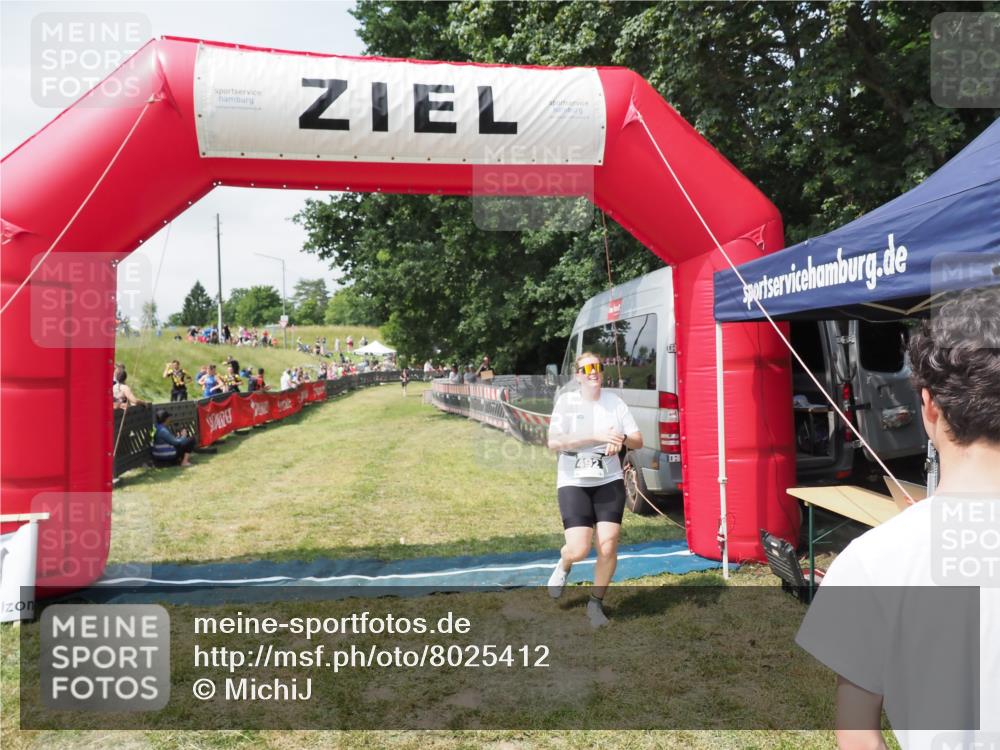 21.06.2025 - 27. Vierlanden-Triathlon MichiJ http://msf.ph/oto/8025412 15.06.2026 11:55:09 Ziel 492 meine-sportfotos.de