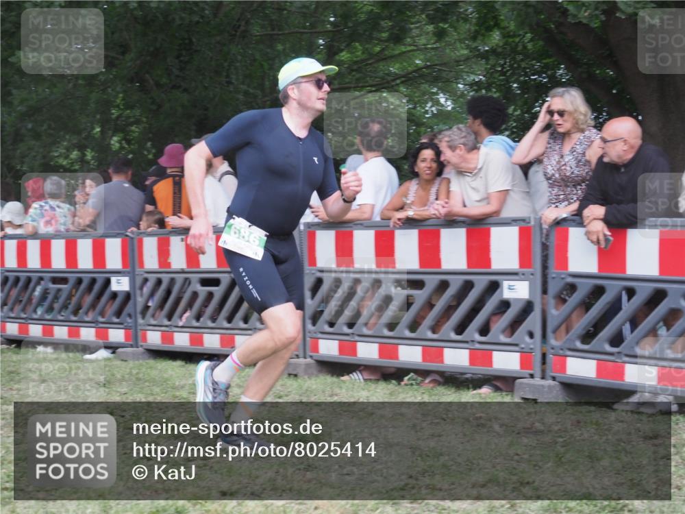 21.06.2025 - 27. Vierlanden-Triathlon KatJ http://msf.ph/oto/8025414 15.06.2025 13:27:54 Ziel 686 meine-sportfotos.de