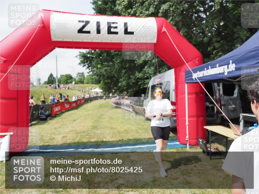 21.06.2025 - 27. Vierlanden-Triathlon MichiJ http://msf.ph/oto/8025425 15.06.2026 11:55:10 Ziel 492 meine-sportfotos.de