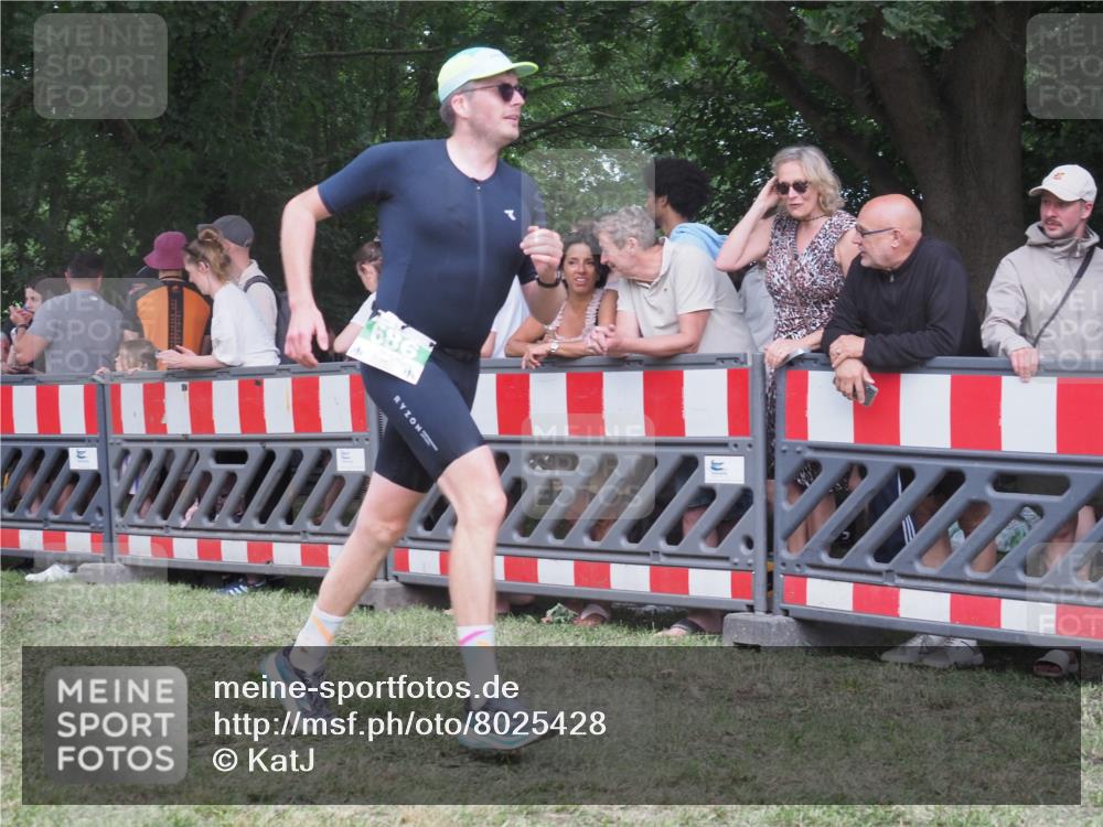 21.06.2025 - 27. Vierlanden-Triathlon KatJ http://msf.ph/oto/8025428 15.06.2025 13:27:54 Ziel 686 meine-sportfotos.de