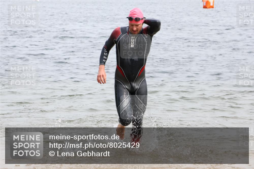 15.06.2025 - 27. Vierlanden-Triathlon Lena Gebhardt http://msf.ph/oto/8025429 15.06.2025 10:57:18 Schwimmen 692, 697 meine-sportfotos.de