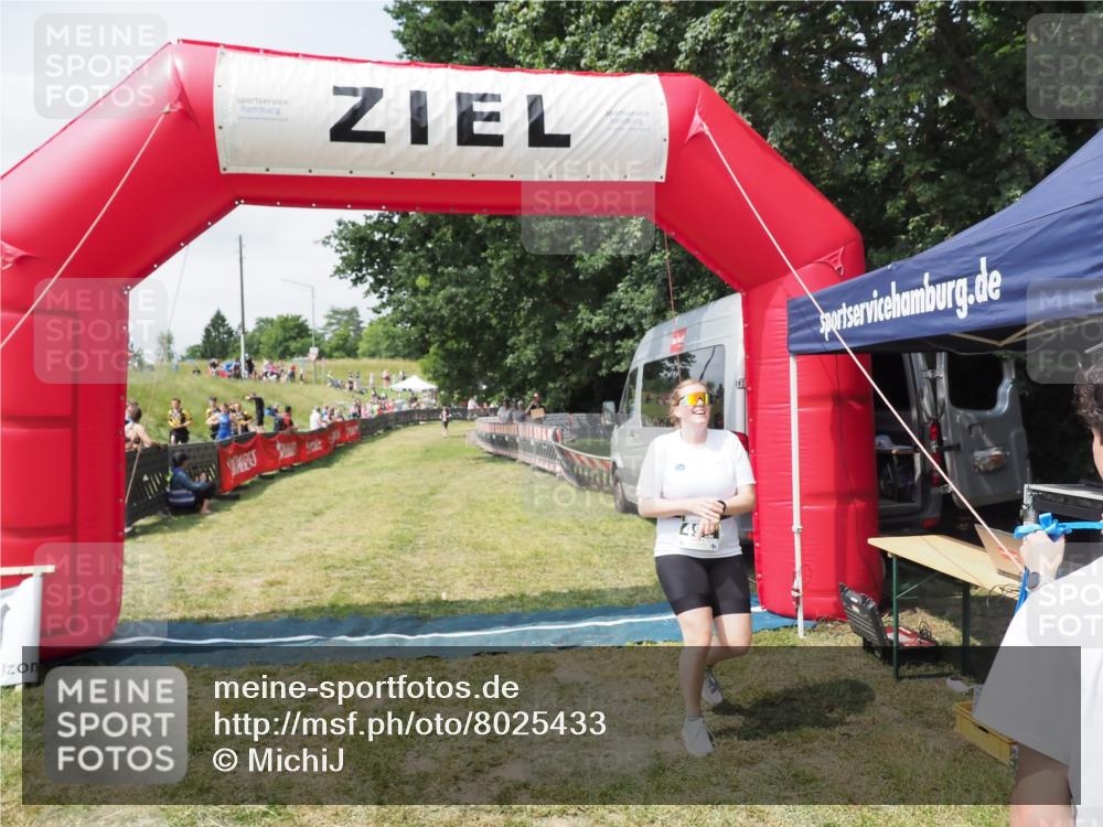 21.06.2025 - 27. Vierlanden-Triathlon MichiJ http://msf.ph/oto/8025433 15.06.2026 11:55:10 Ziel 492 meine-sportfotos.de