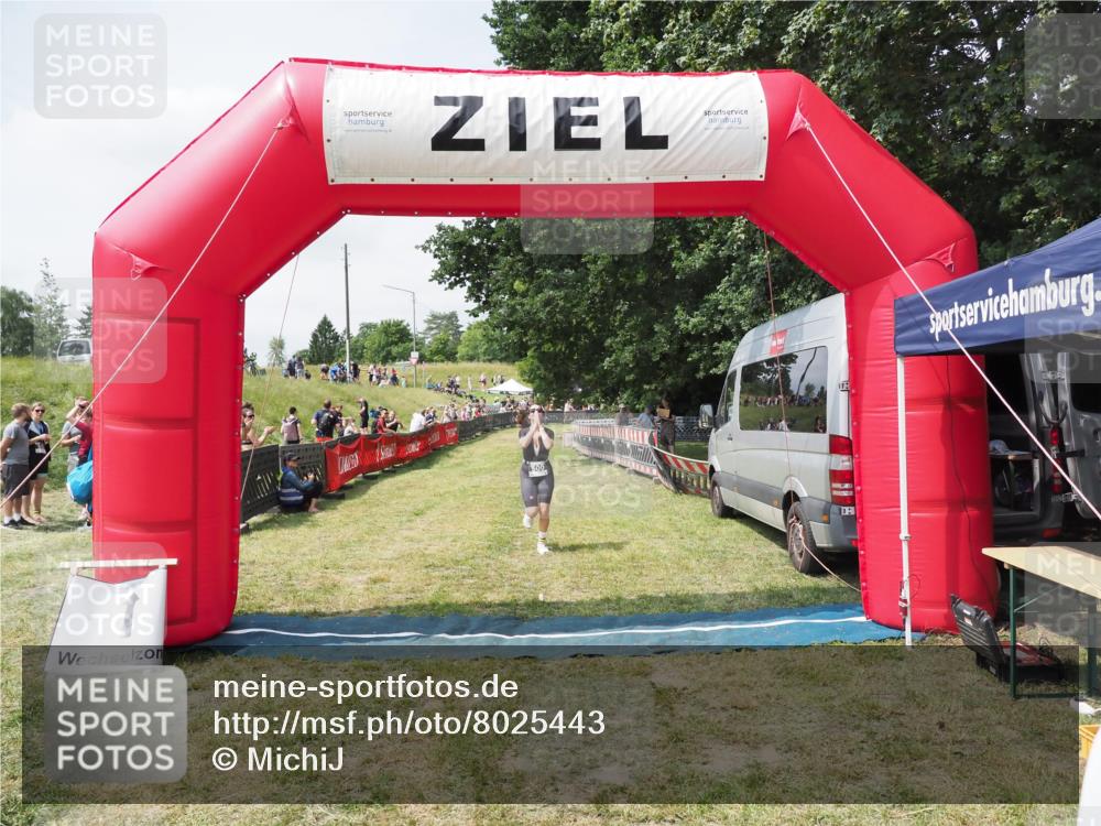 21.06.2025 - 27. Vierlanden-Triathlon MichiJ http://msf.ph/oto/8025443 15.06.2026 11:55:20 Ziel 500 meine-sportfotos.de