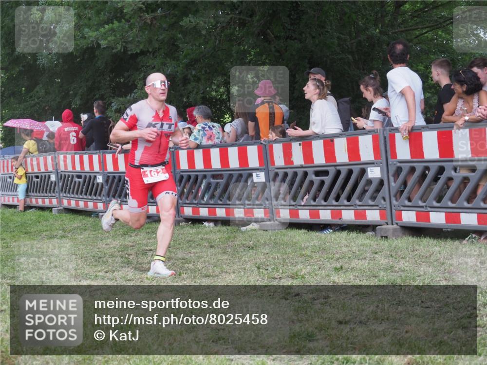 21.06.2025 - 27. Vierlanden-Triathlon KatJ http://msf.ph/oto/8025458 15.06.2025 13:28:09 Ziel 162, 828 meine-sportfotos.de