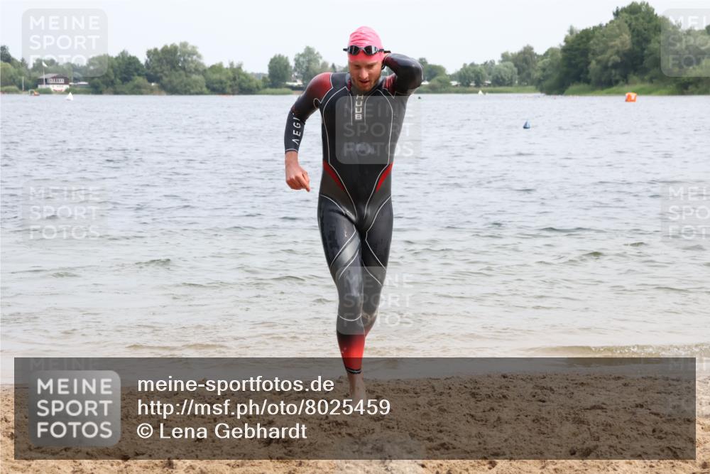 15.06.2025 - 27. Vierlanden-Triathlon Lena Gebhardt http://msf.ph/oto/8025459 15.06.2025 10:57:19 Schwimmen 692, 697 meine-sportfotos.de