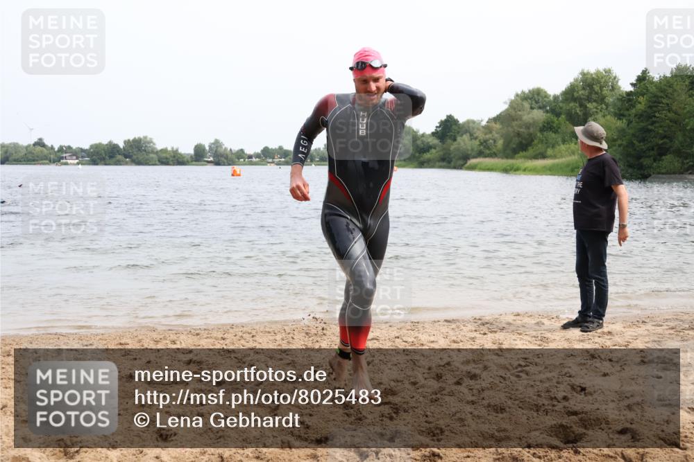 15.06.2025 - 27. Vierlanden-Triathlon Lena Gebhardt http://msf.ph/oto/8025483 15.06.2025 10:57:20 Schwimmen 692, 697 meine-sportfotos.de