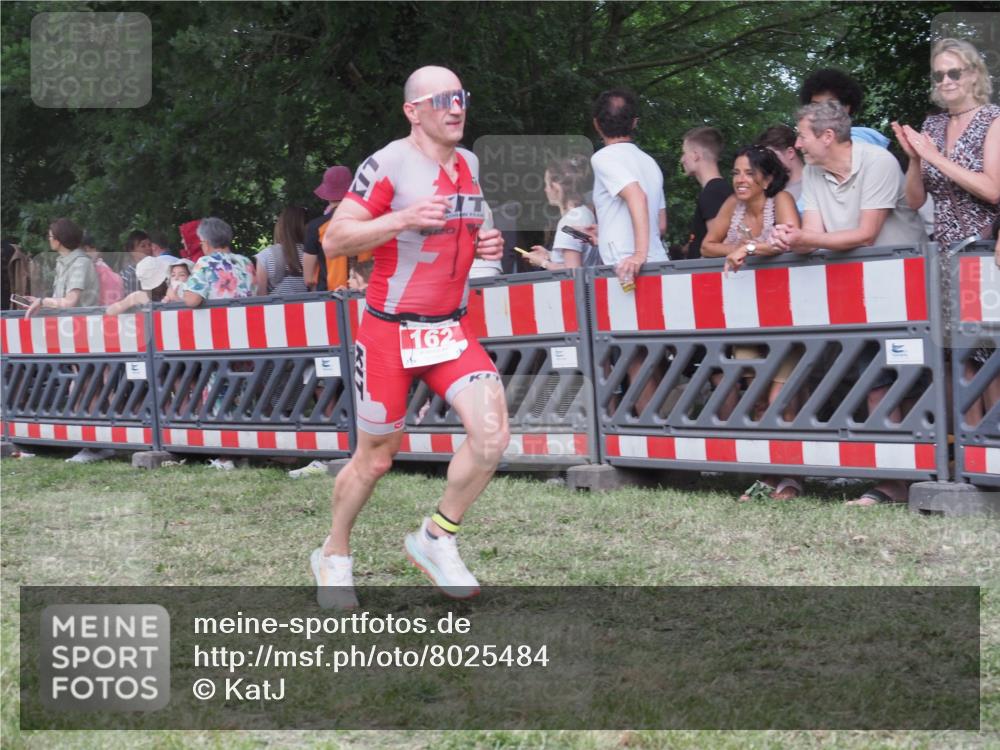 21.06.2025 - 27. Vierlanden-Triathlon KatJ http://msf.ph/oto/8025484 15.06.2025 13:28:10 Ziel 162, 733, 828, 1062, 1063, 1064 meine-sportfotos.de