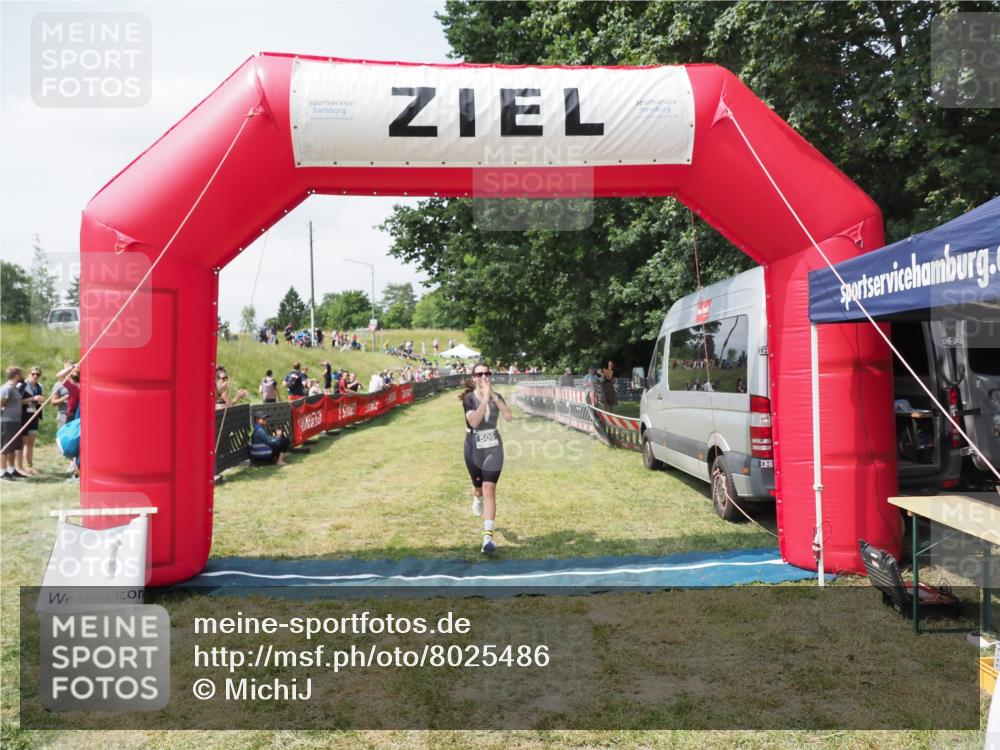 21.06.2025 - 27. Vierlanden-Triathlon MichiJ http://msf.ph/oto/8025486 15.06.2026 11:55:21 Ziel 500 meine-sportfotos.de