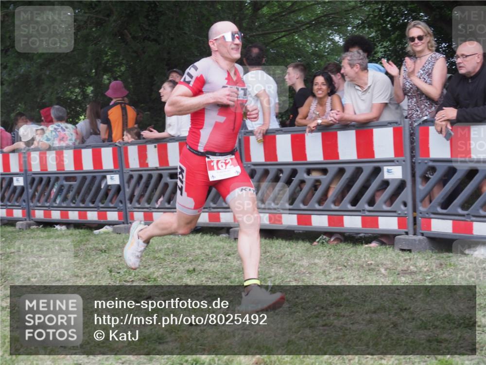 21.06.2025 - 27. Vierlanden-Triathlon KatJ http://msf.ph/oto/8025492 15.06.2025 13:28:10 Ziel 162, 733, 828, 1062, 1063, 1064 meine-sportfotos.de
