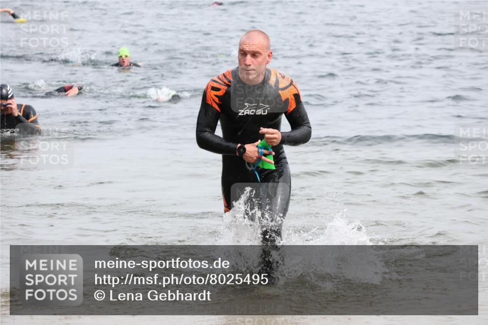 15.06.2025 - 27. Vierlanden-Triathlon Lena Gebhardt http://msf.ph/oto/8025495 15.06.2025 10:57:27 Schwimmen 697, 707, 722 meine-sportfotos.de