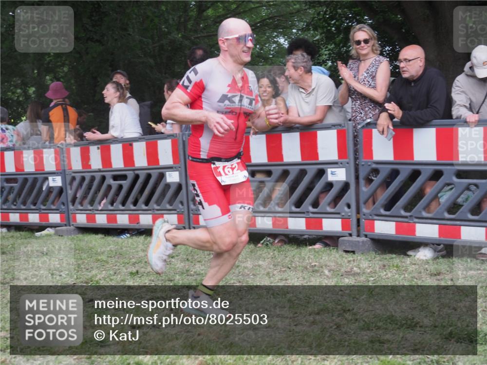 21.06.2025 - 27. Vierlanden-Triathlon KatJ http://msf.ph/oto/8025503 15.06.2025 13:28:10 Ziel 162, 733, 828, 1062, 1063, 1064 meine-sportfotos.de
