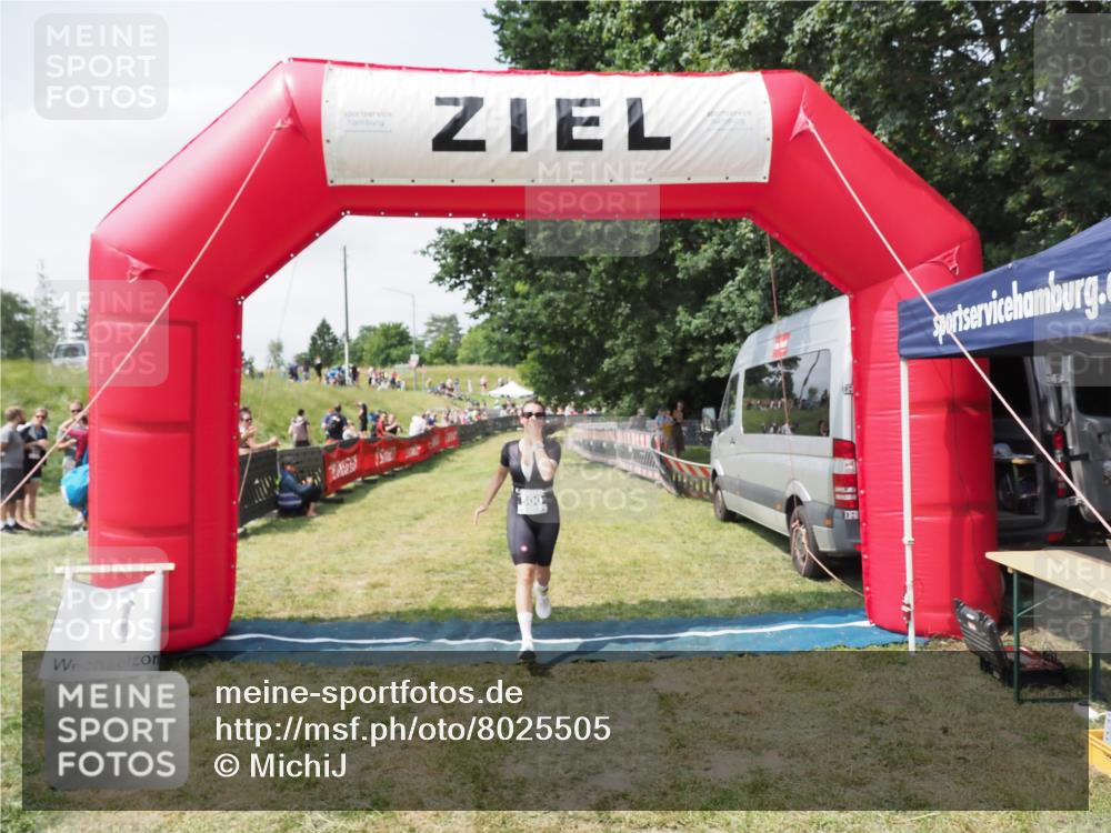 21.06.2025 - 27. Vierlanden-Triathlon MichiJ http://msf.ph/oto/8025505 15.06.2026 11:55:21 Ziel 500 meine-sportfotos.de