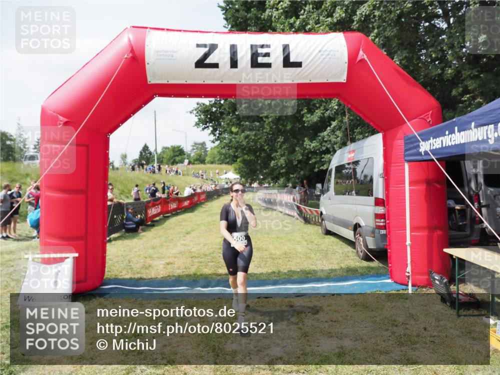 21.06.2025 - 27. Vierlanden-Triathlon MichiJ http://msf.ph/oto/8025521 15.06.2026 11:55:22 Ziel 500 meine-sportfotos.de