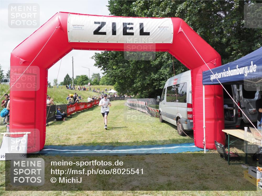 21.06.2025 - 27. Vierlanden-Triathlon MichiJ http://msf.ph/oto/8025541 15.06.2026 11:55:55 Ziel 547 meine-sportfotos.de