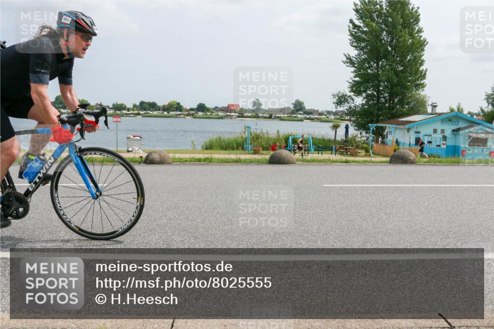 21.06.2025 - 27. Vierlanden-Triathlon H.Heesch http://msf.ph/oto/8025555 15.06.2025 12:07:10 Radfahren 942, 961 meine-sportfotos.de