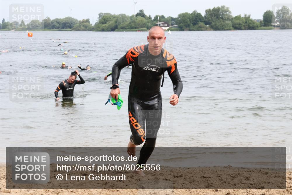 15.06.2025 - 27. Vierlanden-Triathlon Lena Gebhardt http://msf.ph/oto/8025556 15.06.2025 10:57:30 Schwimmen 707, 722 meine-sportfotos.de