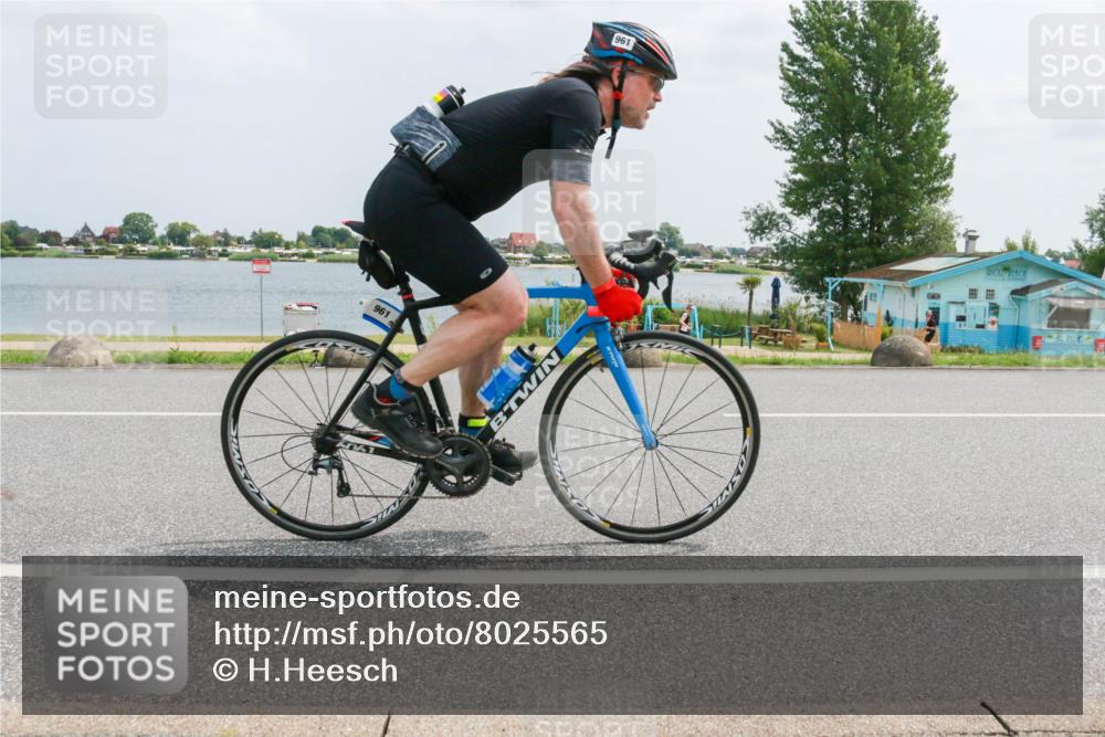 21.06.2025 - 27. Vierlanden-Triathlon H.Heesch http://msf.ph/oto/8025565 15.06.2025 12:07:10 Radfahren 942, 961 meine-sportfotos.de