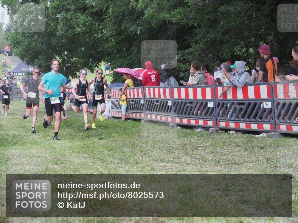 21.06.2025 - 27. Vierlanden-Triathlon KatJ http://msf.ph/oto/8025573 15.06.2025 13:28:19 Ziel 113, 733, 751, 828, 1062, 1063, 1064 meine-sportfotos.de