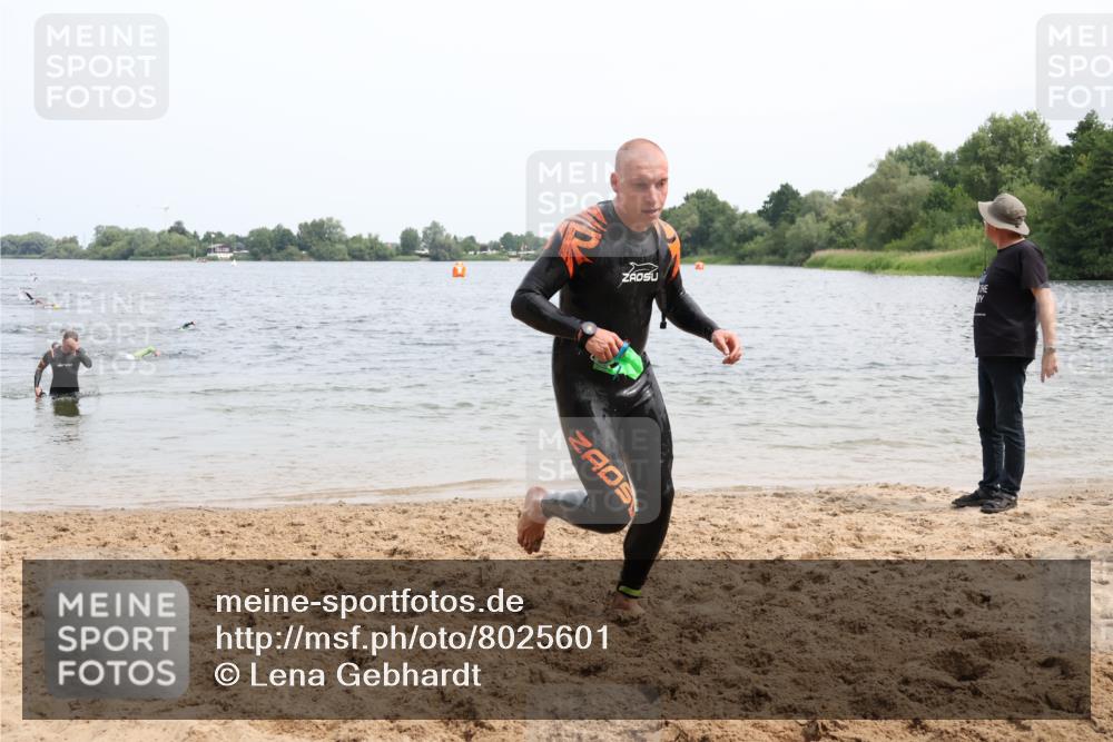15.06.2025 - 27. Vierlanden-Triathlon Lena Gebhardt http://msf.ph/oto/8025601 15.06.2025 10:57:31 Schwimmen 707, 722 meine-sportfotos.de