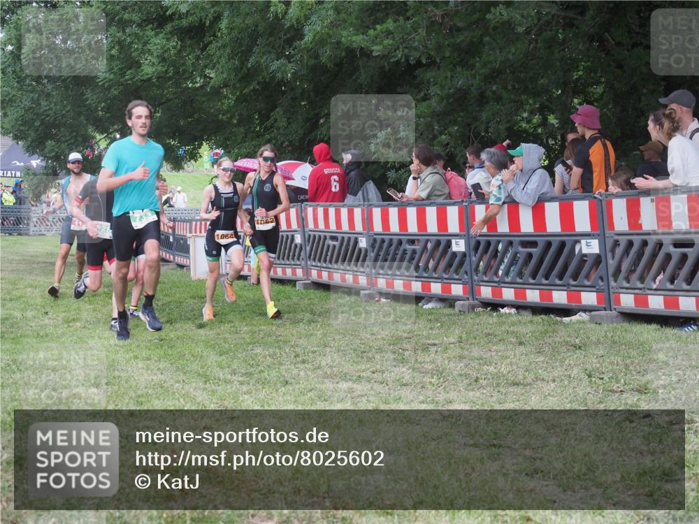 21.06.2025 - 27. Vierlanden-Triathlon KatJ http://msf.ph/oto/8025602 15.06.2025 13:28:20 Ziel 113, 670, 733, 751, 828, 1062, 1063, 1064 meine-sportfotos.de