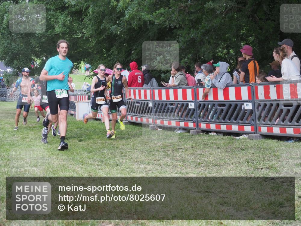 21.06.2025 - 27. Vierlanden-Triathlon KatJ http://msf.ph/oto/8025607 15.06.2025 13:28:20 Ziel 113, 670, 733, 751, 828, 1062, 1063, 1064 meine-sportfotos.de
