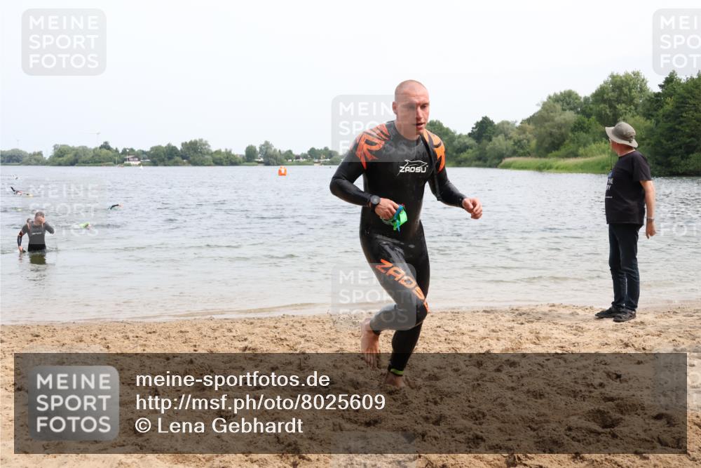 15.06.2025 - 27. Vierlanden-Triathlon Lena Gebhardt http://msf.ph/oto/8025609 15.06.2025 10:57:31 Schwimmen 707, 722 meine-sportfotos.de
