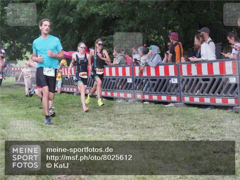 21.06.2025 - 27. Vierlanden-Triathlon KatJ http://msf.ph/oto/8025612 15.06.2025 13:28:20 Ziel 113, 670, 733, 751, 828, 1062, 1063, 1064 meine-sportfotos.de