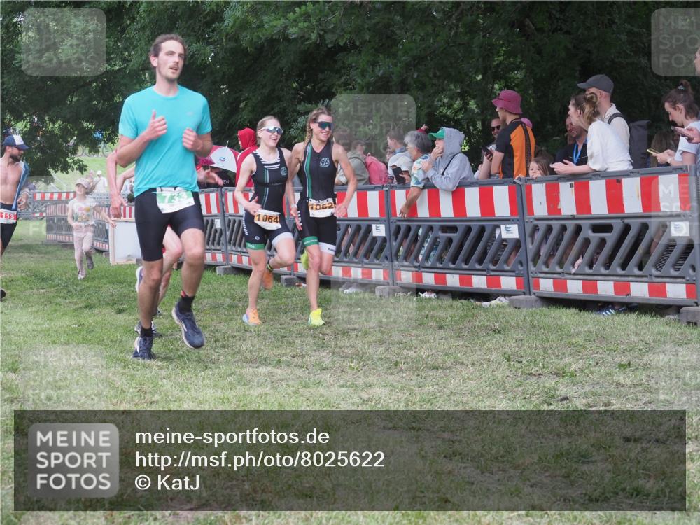 21.06.2025 - 27. Vierlanden-Triathlon KatJ http://msf.ph/oto/8025622 15.06.2025 13:28:20 Ziel 113, 670, 733, 751, 828, 1062, 1063, 1064 meine-sportfotos.de