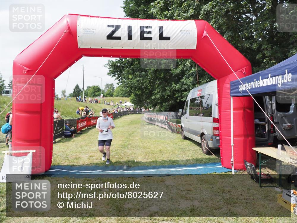21.06.2025 - 27. Vierlanden-Triathlon MichiJ http://msf.ph/oto/8025627 15.06.2026 11:55:56 Ziel 547 meine-sportfotos.de