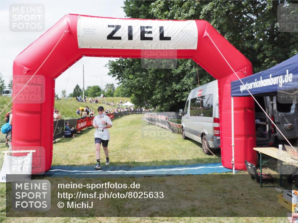 21.06.2025 - 27. Vierlanden-Triathlon MichiJ http://msf.ph/oto/8025633 15.06.2026 11:55:56 Ziel 547 meine-sportfotos.de