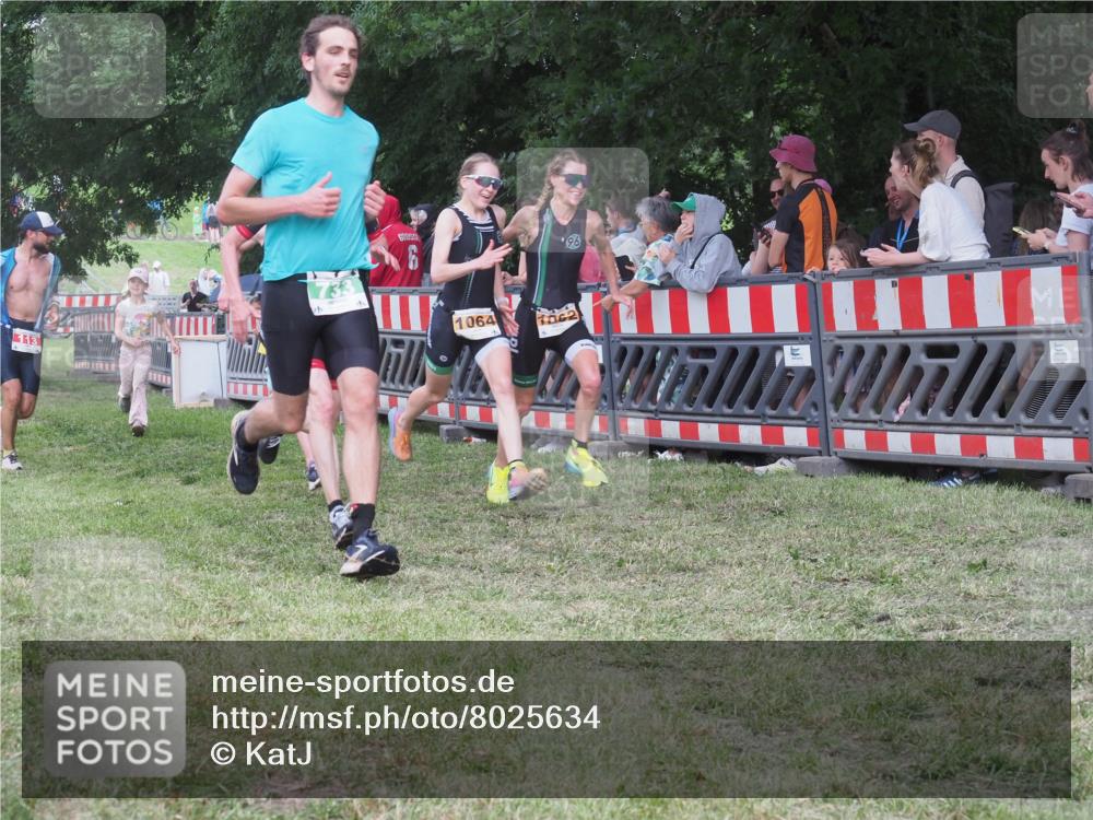 21.06.2025 - 27. Vierlanden-Triathlon KatJ http://msf.ph/oto/8025634 15.06.2025 13:28:21 Ziel 113, 670, 733, 751, 828, 1062, 1063, 1064 meine-sportfotos.de