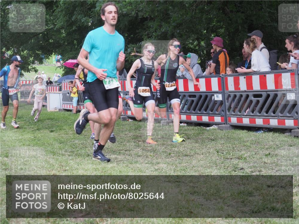 21.06.2025 - 27. Vierlanden-Triathlon KatJ http://msf.ph/oto/8025644 15.06.2025 13:28:21 Ziel 113, 670, 733, 751, 828, 1062, 1063, 1064 meine-sportfotos.de