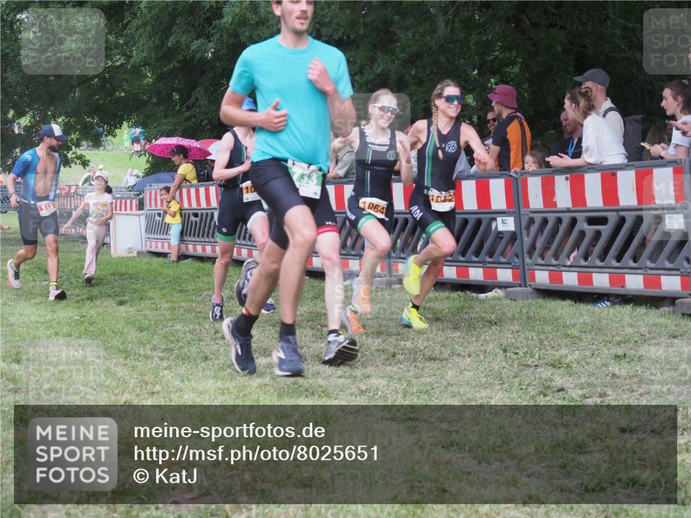 21.06.2025 - 27. Vierlanden-Triathlon KatJ http://msf.ph/oto/8025651 15.06.2025 13:28:21 Ziel 113, 670, 733, 751, 828, 1062, 1063, 1064 meine-sportfotos.de