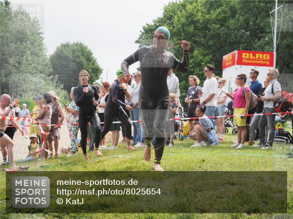 15.06.2025 - 27. Vierlanden-Triathlon KatJ http://msf.ph/oto/8025654 15.06.2025 10:58:42 Schwimmen 636, 667, 684, 732, 747 meine-sportfotos.de