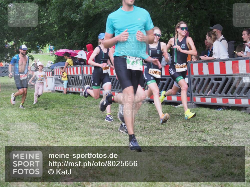 21.06.2025 - 27. Vierlanden-Triathlon KatJ http://msf.ph/oto/8025656 15.06.2025 13:28:21 Ziel 113, 670, 733, 751, 828, 1062, 1063, 1064 meine-sportfotos.de