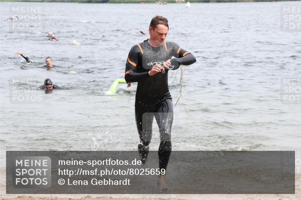 15.06.2025 - 27. Vierlanden-Triathlon Lena Gebhardt http://msf.ph/oto/8025659 15.06.2025 10:57:35 Schwimmen 707, 722 meine-sportfotos.de