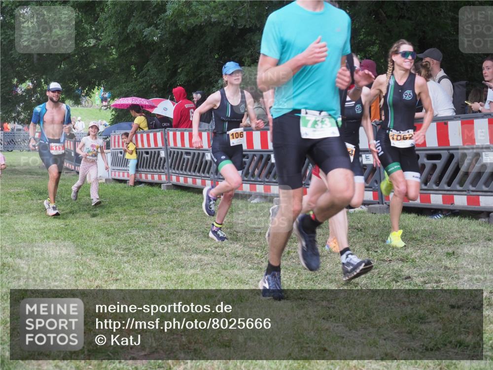21.06.2025 - 27. Vierlanden-Triathlon KatJ http://msf.ph/oto/8025666 15.06.2025 13:28:21 Ziel 113, 670, 733, 751, 828, 1062, 1063, 1064 meine-sportfotos.de