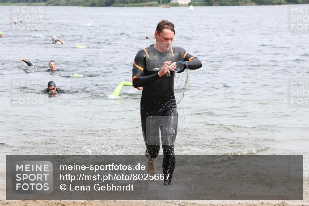 15.06.2025 - 27. Vierlanden-Triathlon Lena Gebhardt http://msf.ph/oto/8025667 15.06.2025 10:57:36 Schwimmen 707, 722 meine-sportfotos.de