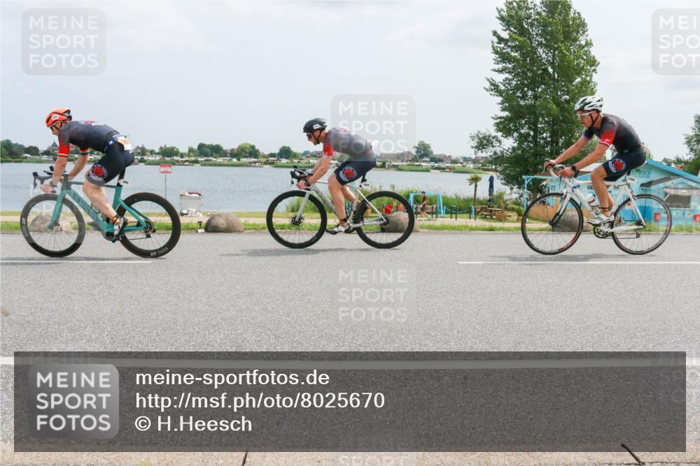 21.06.2025 - 27. Vierlanden-Triathlon H.Heesch http://msf.ph/oto/8025670 15.06.2025 12:07:26 Radfahren 228, 662, 909, 1000, 1001, 1002, 1003 meine-sportfotos.de