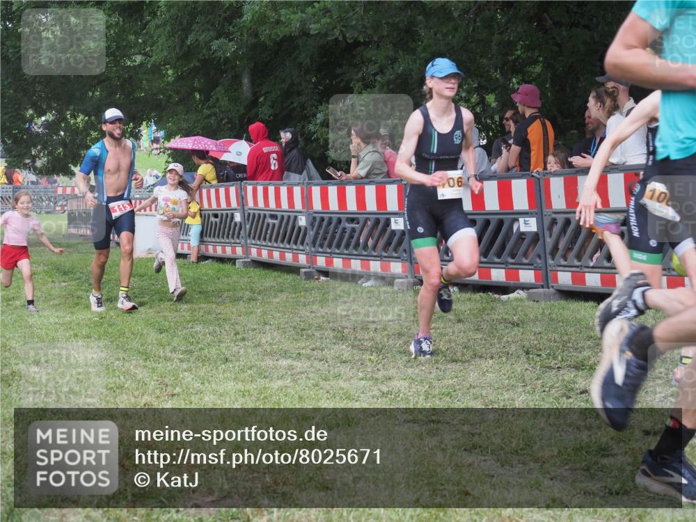 21.06.2025 - 27. Vierlanden-Triathlon KatJ http://msf.ph/oto/8025671 15.06.2025 13:28:21 Ziel 113, 670, 733, 751, 828, 1062, 1063, 1064 meine-sportfotos.de