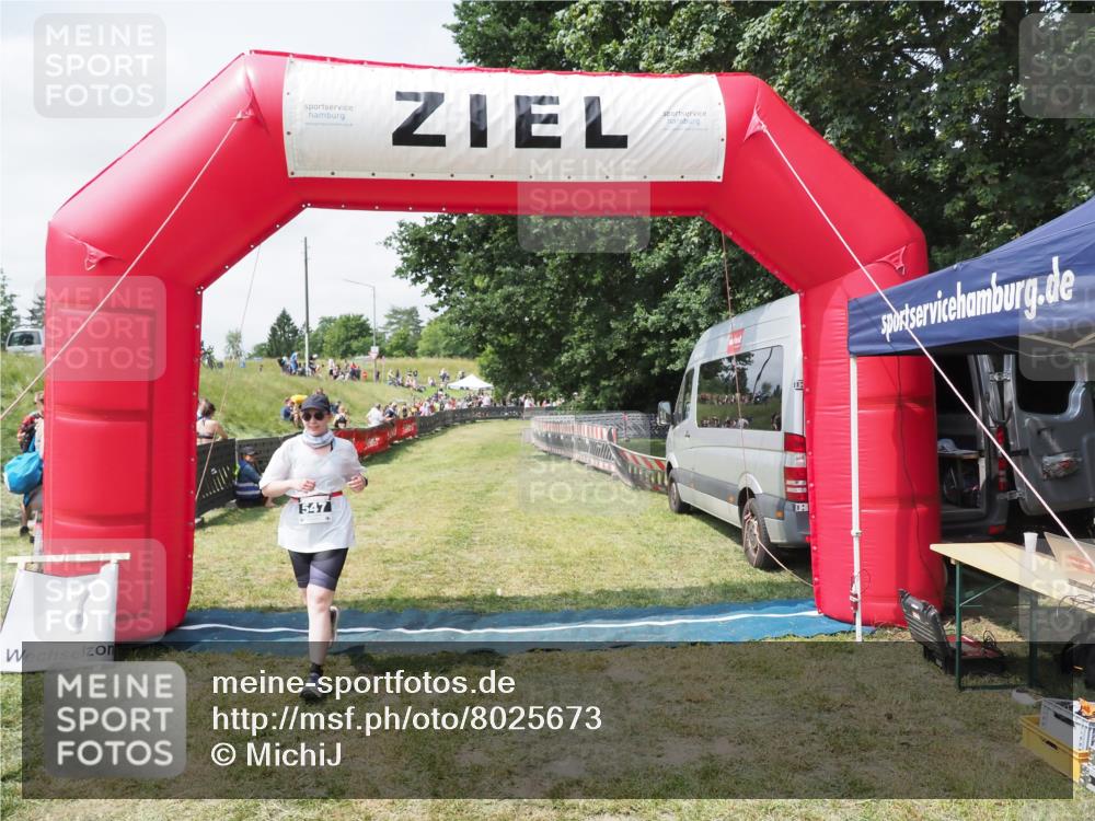21.06.2025 - 27. Vierlanden-Triathlon MichiJ http://msf.ph/oto/8025673 15.06.2026 11:55:57 Ziel 547 meine-sportfotos.de