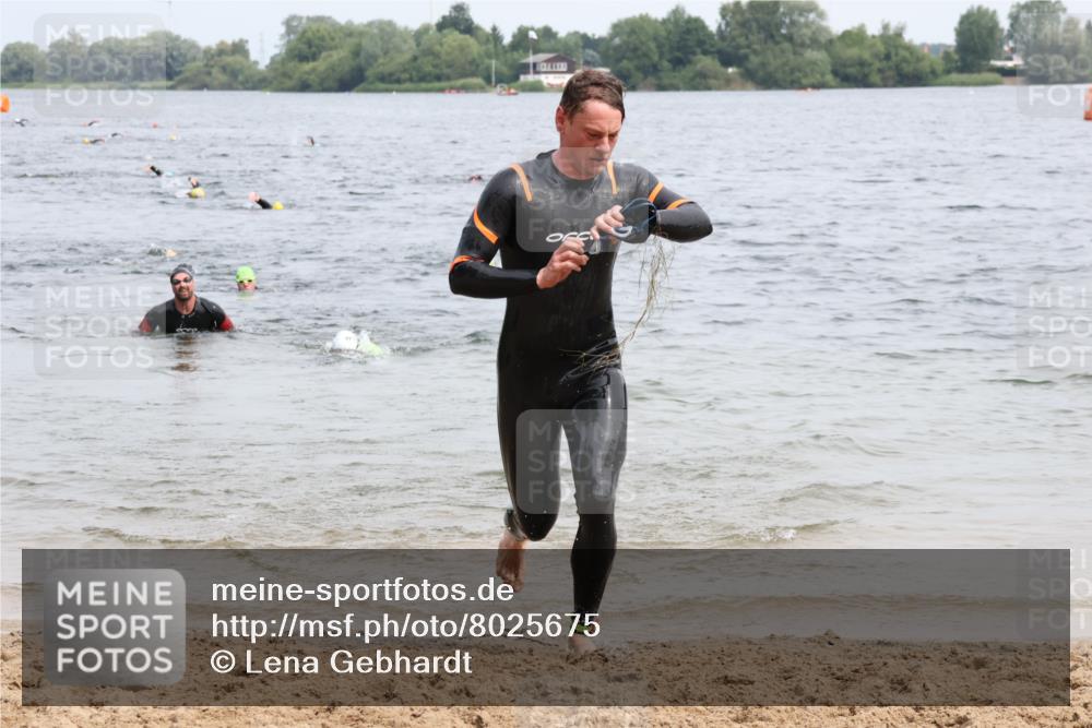 15.06.2025 - 27. Vierlanden-Triathlon Lena Gebhardt http://msf.ph/oto/8025675 15.06.2025 10:57:36 Schwimmen 707, 722 meine-sportfotos.de