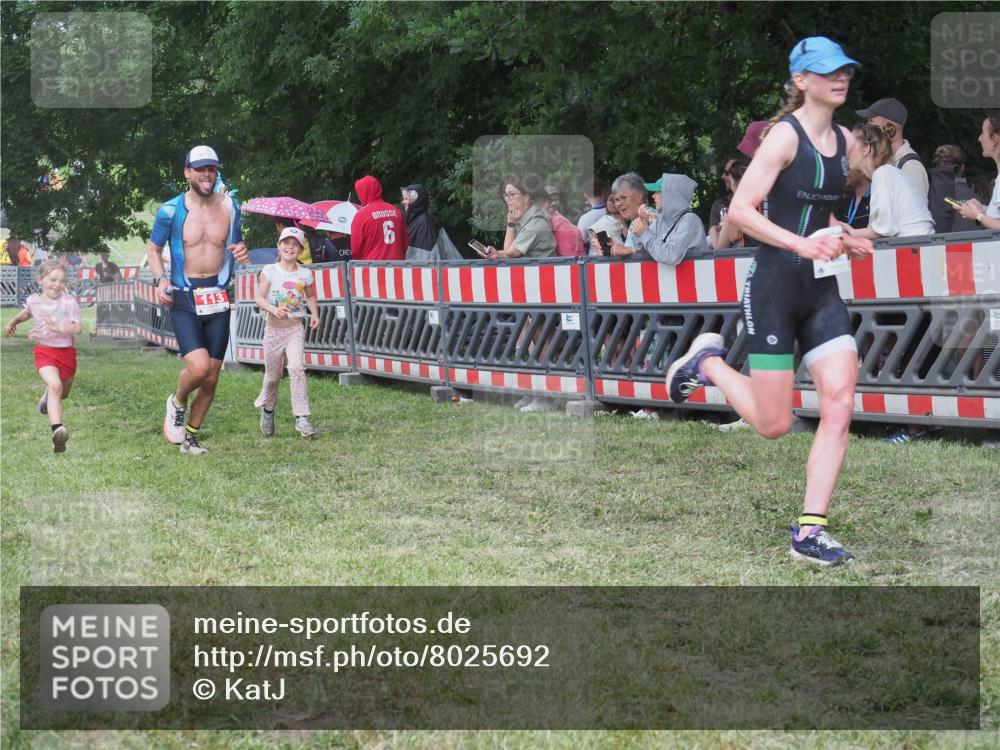 21.06.2025 - 27. Vierlanden-Triathlon KatJ http://msf.ph/oto/8025692 15.06.2025 13:28:22 Ziel 113, 670, 733, 751, 1062, 1063, 1064 meine-sportfotos.de