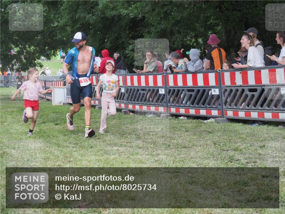 21.06.2025 - 27. Vierlanden-Triathlon KatJ http://msf.ph/oto/8025734 15.06.2025 13:28:22 Ziel 113, 670, 733, 751, 1062, 1063, 1064 meine-sportfotos.de